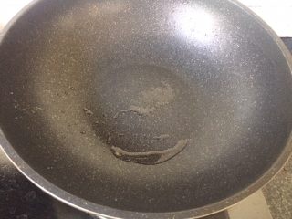 15、辣炒藕片,倒出多余的油，留取一点热锅