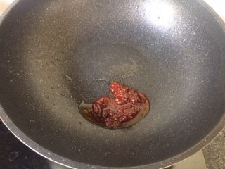 16、辣炒藕片,加入郫县豆瓣酱