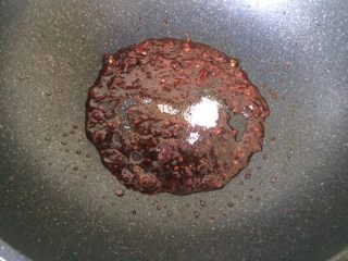 18、辣炒藕片,加入白糖