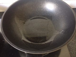 20、辣炒藕片,倒入炸藕片的适量油