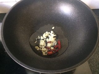 21、辣炒藕片,炒香蒜末和辣椒