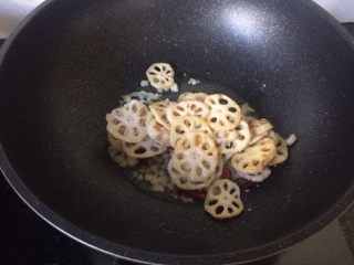 22、辣炒藕片,加入藕片翻炒均匀