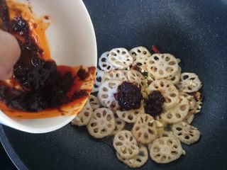 23、辣炒藕片,倒入酱汁翻炒1分钟即可出锅