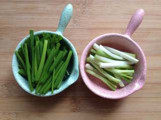 2、葱油面,香葱洗净后控干水分,切段,将葱白和葱绿分开