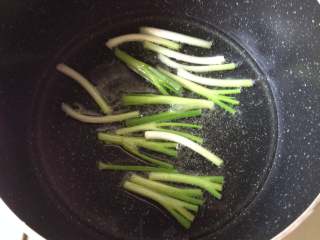 5、葱油面,锅中倒入玉米油,并放入葱白,开小火炸