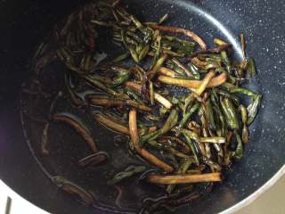 8、葱油面,炸至葱段变成焦黄色(大约需要15分钟)关火