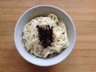 12、葱油面,面条挑入碗中,浇上葱油汁,如果感觉不够咸,可以再加点味极鲜酱油