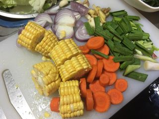 1、「吃货久久」立冬就想念一锅热腾腾的咕噜咕噜,各类蔬菜切块 