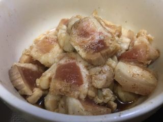 4、「吃货久久」立冬就想念一锅热腾腾的咕噜咕噜,五花肉事先焯水 加入料酒 生抽 生粉腌制15分钟