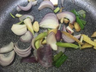5、「吃货久久」立冬就想念一锅热腾腾的咕噜咕噜,锅热后加入少许油 煸香大葱 洋葱 生姜 大蒜