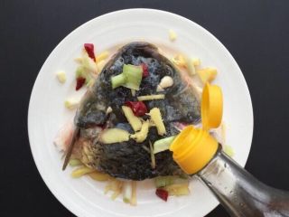 4、双色剁椒鱼头,加半勺料酒去腥