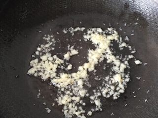 8、双色剁椒鱼头,锅里放油把蒜末爆香