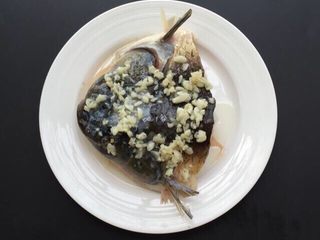 9、双色剁椒鱼头,淋在鱼头上，蒜爆炒之后特别香