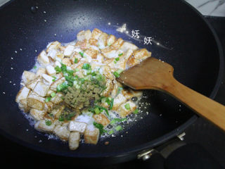 9、孜然小葱煎豆腐,撒上孜然粉。