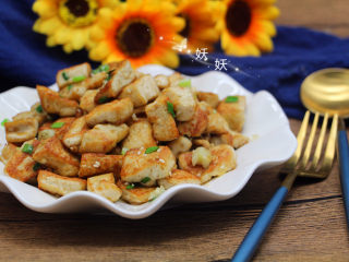 10、孜然小葱煎豆腐,翻拌均匀就可以出锅了。