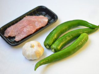 1、青椒肉丝,材料准备好