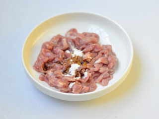 3、青椒肉丝,用少许生抽、料酒、淀粉抓匀腌制一会