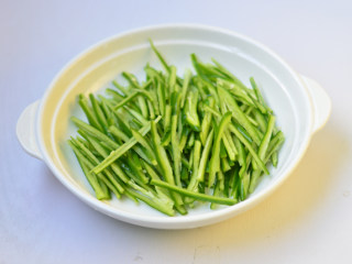 6、青椒肉丝,切好后摆入碗中待用