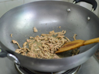 9、青椒肉丝,放入肉丝快速炒散