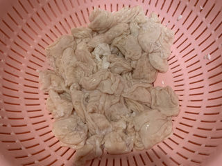 1、爆炒肥肠,猪肠洗干净，切段