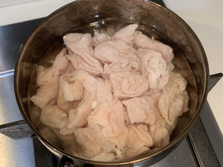 2、爆炒肥肠,锅里放入冷水，放入洗干净的肥肠