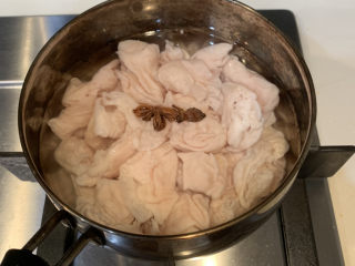 3、爆炒肥肠,放入2个八角