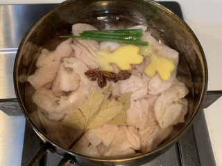 6、爆炒肥肠,放入2片生姜