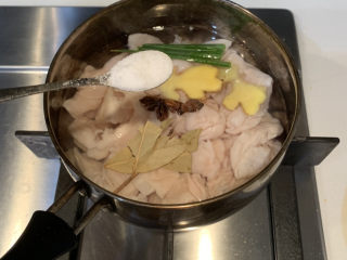 7、爆炒肥肠,放入一大勺盐