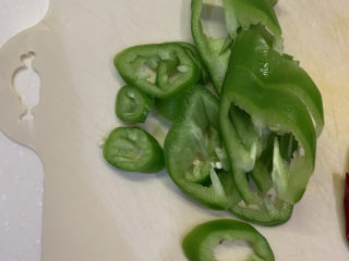 10、爆炒肥肠,把半根青椒切片