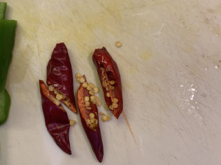 11、爆炒肥肠,2根干红辣椒切段