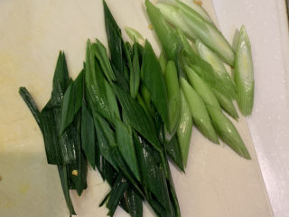 12、爆炒肥肠,蒜苗洗干净切段备用