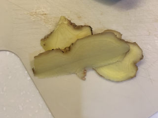 13、爆炒肥肠,切好2片姜