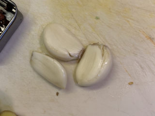 15、爆炒肥肠,把3粒蒜拍扁