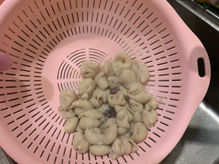 16、爆炒肥肠,把煮好的肥肠取出，挑出里面的杂物配料，用冷水冲洗干净，沥干水