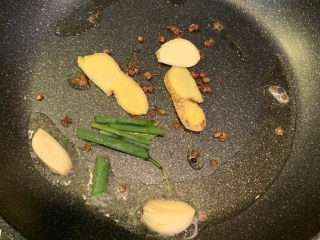 18、爆炒肥肠,放入葱姜蒜，花椒，炒出香味