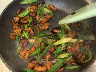 23、爆炒肥肠,最后放入青蒜苗，翻炒均匀，加上少许的盐（如果不想太盐，可以不加）