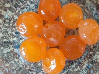 1、广式莲蓉月饼,咸蛋黄先剥出来,蛋黄外面的一层膜也要剥掉,喷点白酒