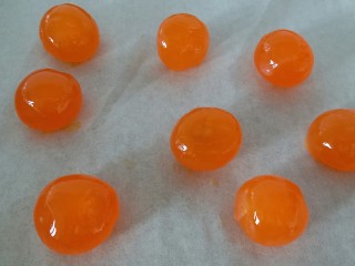 2、广式莲蓉月饼,放在烤盘入烤箱160度8分钟