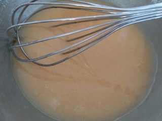 4、广式莲蓉月饼,加花生油搅拌均匀