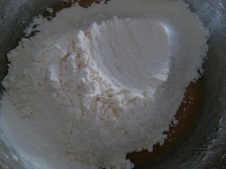 5、广式莲蓉月饼,加入过筛的中筋面粉