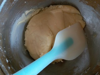 6、广式莲蓉月饼,用刮刀拌均匀
