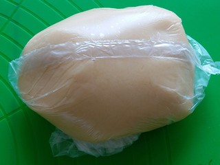 7、广式莲蓉月饼,拌均匀后的面团用保鲜袋装着,松弛1小时