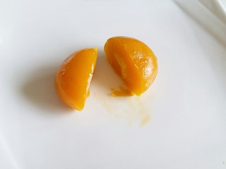 8、广式莲蓉月饼,松弛饼皮的时候,我们准备馅儿,蛋黄一分为二