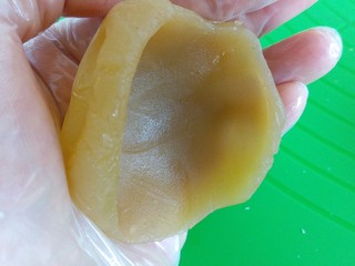 9、广式莲蓉月饼,莲蓉和蛋黄一起30克