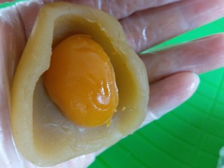 10、广式莲蓉月饼,用莲蓉包住蛋黄