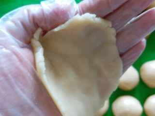 13、广式莲蓉月饼,饼皮直接在手里按扁