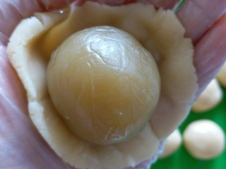 14、广式莲蓉月饼,放上莲蓉蛋黄馅