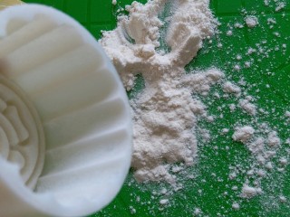 16、广式莲蓉月饼,我做的是50克的月饼,用50克的月饼模具,里面撒上干粉