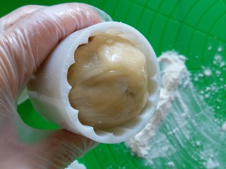 17、广式莲蓉月饼,包好馅儿的月饼胚放入模具内