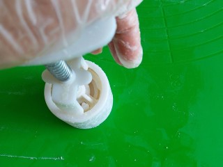 18、广式莲蓉月饼,用力往下压,左手扶着模具下面,右手用力往下按几次。